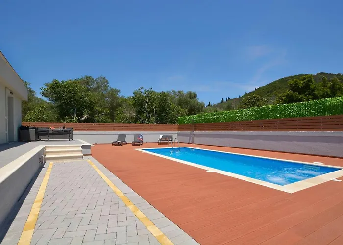 Villa Bratou Ignis Sleeps 6 With Parking