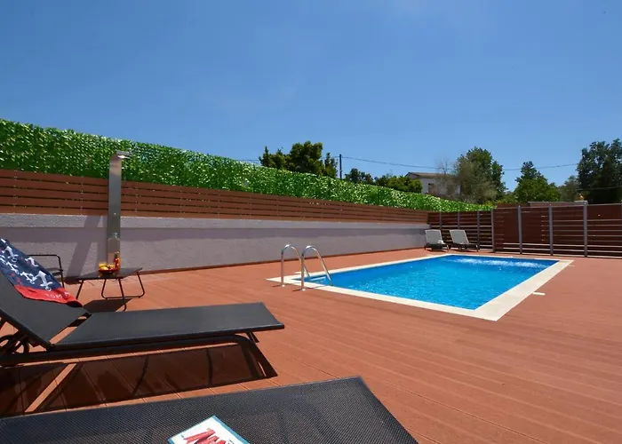 Bratou Ignis Sleeps 6 With Parking Villa