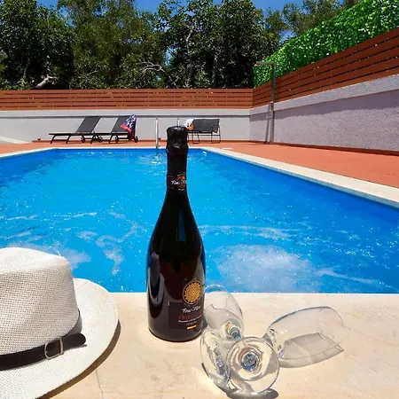 Bratou Ignis Sleeps 6 With Parking